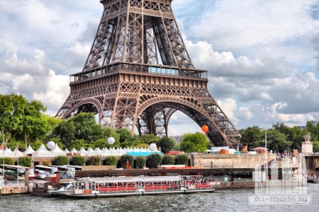 Причал_у_Эйфелевой_башни,_Париж