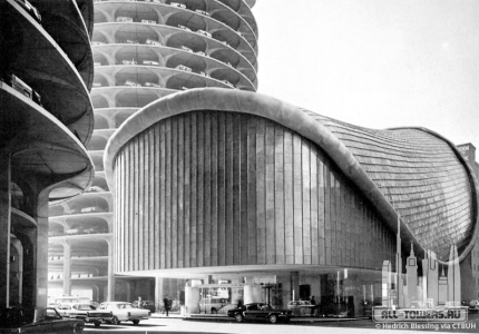 marinacity_ext-houseofbluesold_(c)hedrichblessing