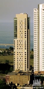 kilbourn-universitytowersmke_ext-skyline-lake_(cc-by)trevor_patt