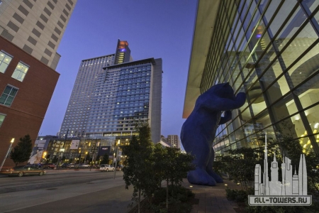 Hyatt-Regency-Big-Blue-Bear_54_990x660