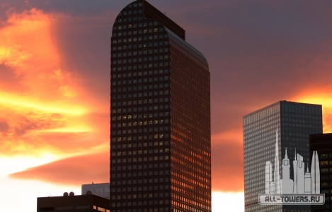 Wells_Fargo_Center_at_Sunset