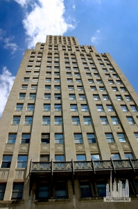 powerandlightbuilding_ext-lookingupfacade_(cc-by-nc-nd)chrism70