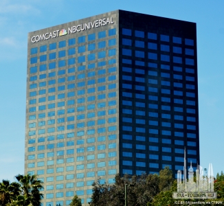 10UniversalCityPlaza_Ext-top_(cc-by-sa)nandaro