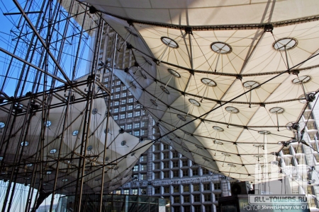 la-grande-arche_ext-fromunder_(c)stevenhenry