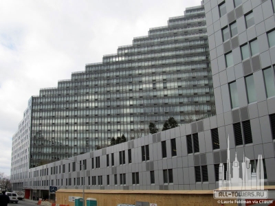 mercedeshouse_ext-steps_(c)lauriefeldman