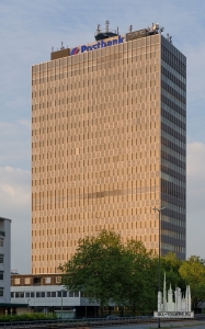 1200px-Postbank-Hochhaus-Essen-Abend-2013