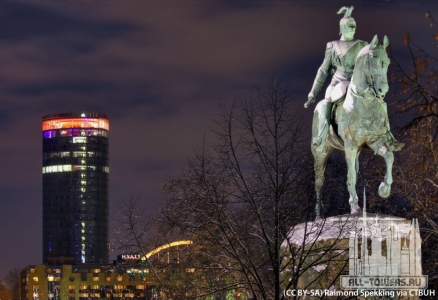 kolntriangle_ext-night_(cc__by-sa)raimond__spekking