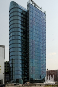 SIGN!_in_Duesseldorf-Hafen,_von_Norden