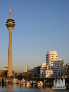 1200px-Rheinturm_+_Medienhafen
