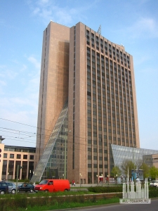 Berlin-Marzahn_-_Die_Pyramide_3