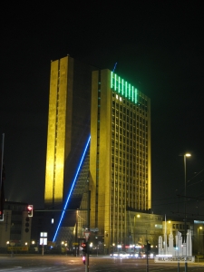 Berlin-Marzahn_-_Die_Pyramide_Nacht
