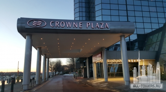 Crowne-Plaza-Glasgow-hotel-entrance