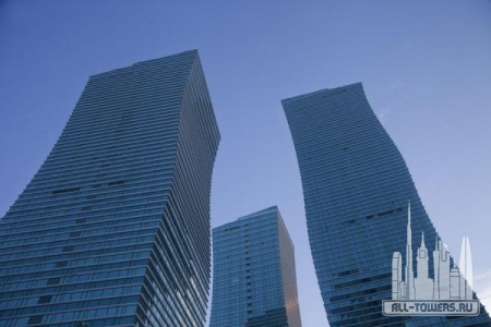 NorthernLights_Ext-Complex-LookingUp_(c)Traveladventures