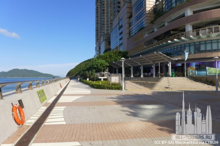 2015-08-19-09-15-04_islandresort_ext-base-towers6-9_(cc__by-sa)macwantsui