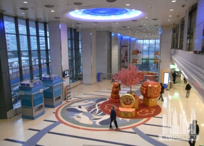 islandresort_int-malllobby_(cc__by-sa)macwantsui