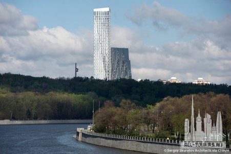 house-on-mosfilmovskaya_overall_river(c)sergey-skuratov-architects