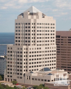 476px-Northwestern_Mutual_Tower_cropped,_Milwaukee