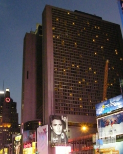 1200px-Ny-marriott-marquis