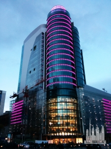 Torre_Titania_with_night_time_illumination