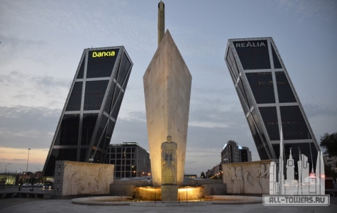 puertaeuropa_ext-overallnight_(c)terrimeyerboake