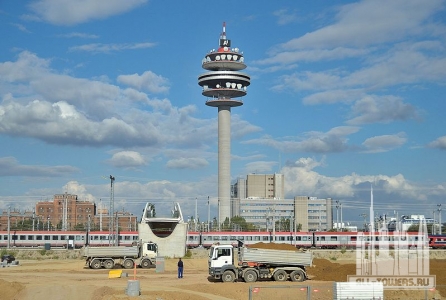Funkturm_Arsenal_and_Arsenalsteg_from_Helmut-Zilk-Park,_Vienna