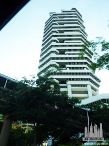 concourse_ext-lookingup_(c)philoldfield