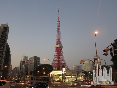Tokyo_Tower_seen_from_Akabanebashi_intersection